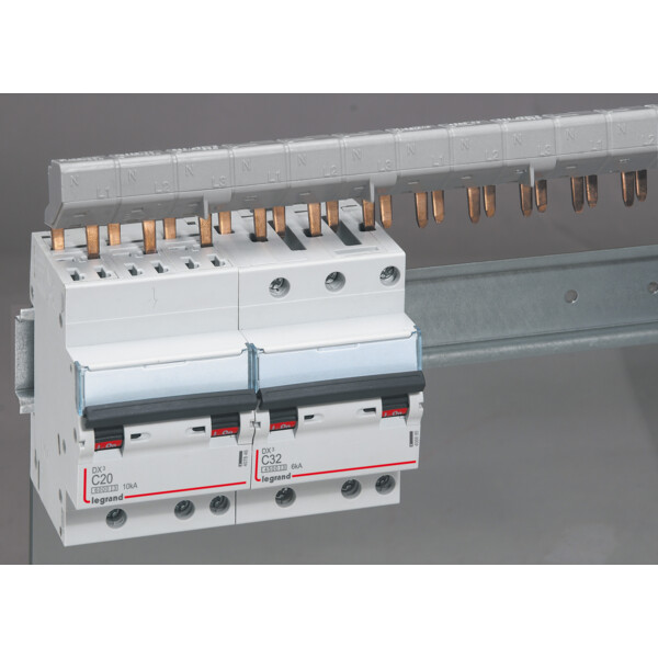 Disjoncteur dx³ 6000 -auto/vis- 3p- 400v~-20a-10ka-courbec-départ-peigne hx³ opti 4p - Legrand - 407846