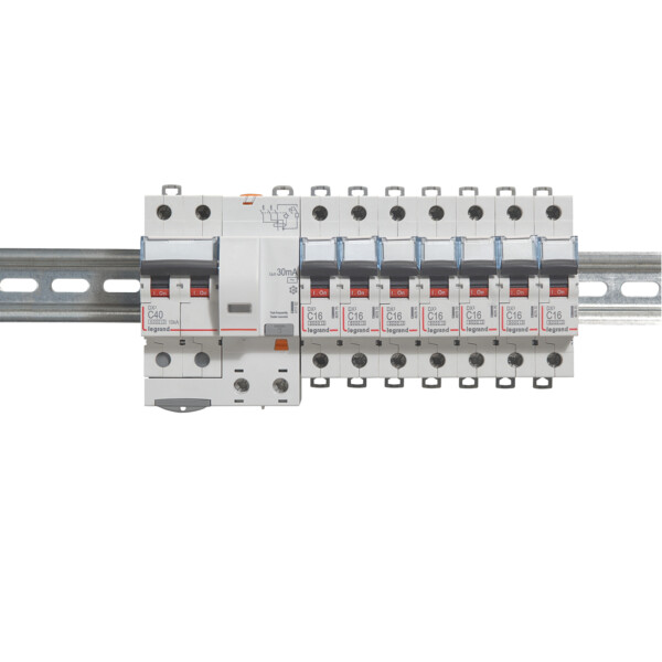 Disjoncteur différentiel monobloc dx³ 6000-vis-2p-230/400v~-40a-typeac-30ma-10ka-courbe c-départ - Legrand - 411162