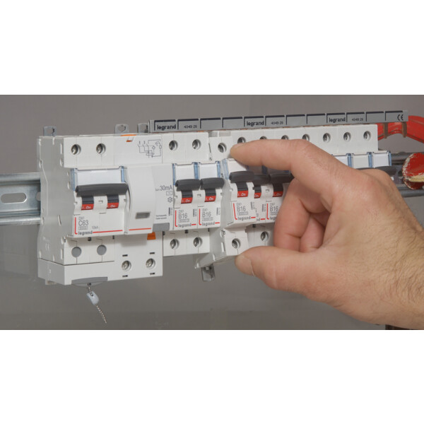 Disjoncteur différentiel monobloc dx³ 6000-vis-2p-230/400v~-63a-typeac-10ma-10ka-courbe c-départ - Legrand - 411164