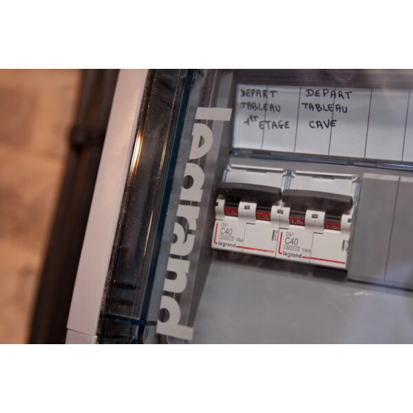 Disjoncteur DX³ 6000 Legrand 2P – 40 A – 230 à 400 V – Courbe C – 10 kA – Arrivée et Sortie à Vis – 2 Modules - Legrand - 407788