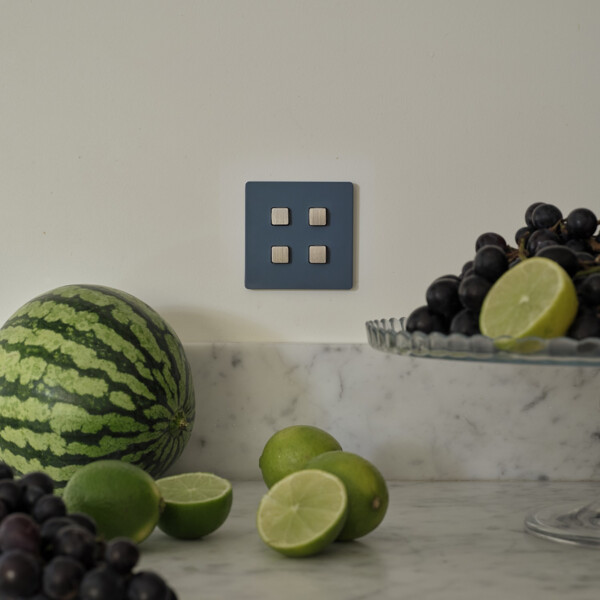 Façade "m" aluminium bleu gris mat simple pour 2 boutons damier rond, magnétique - Modelec - 680523M