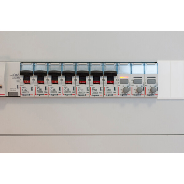Disjoncteur dx³ 6000 -auto/vis- u+n - 230v~ -10 a -10 ka - courbe c - protect départ - Legrand - 407712