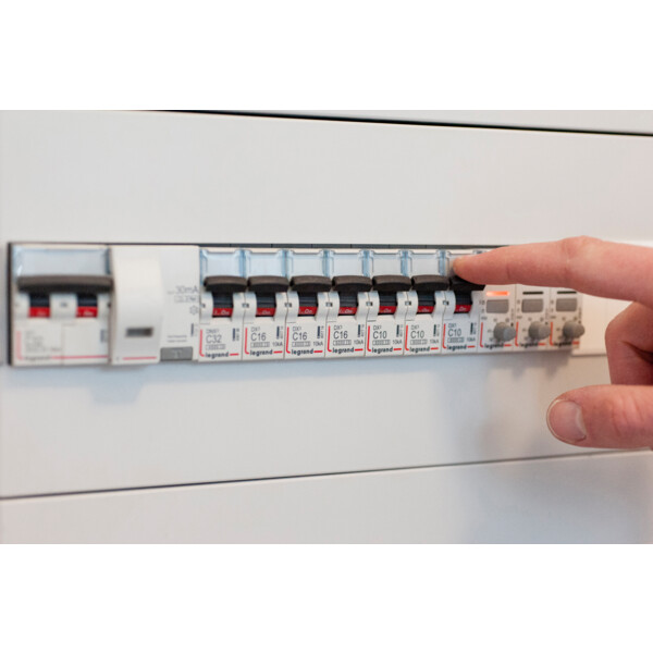 Disjoncteur dx³ 6000 -auto/vis- u+n - 230v~ -10 a -10 ka - courbe c - protect départ - Legrand - 407712