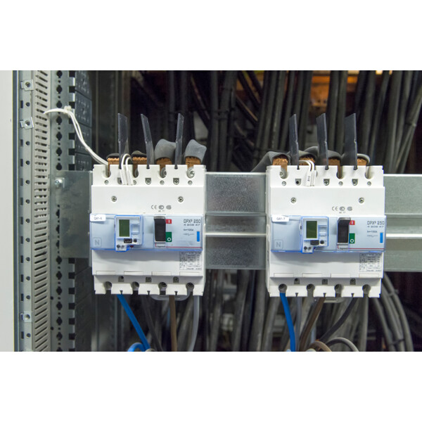 Disjoncteur de puissance dpx³ 250 - électronique - 70 ka - 4p - 100 a - Legrand - 420647