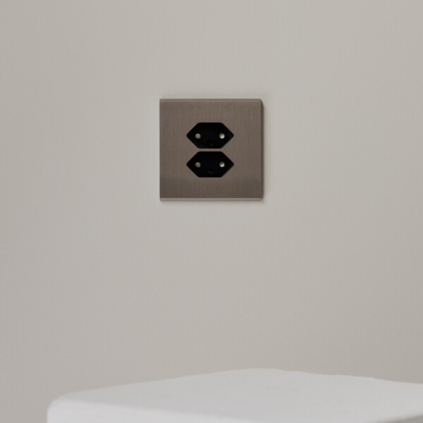 Mécanisme pour prise double suisse 110-220v double noir - Modelec - 087786G