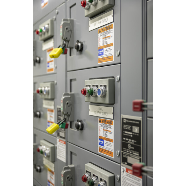 Harmony 9001k - etiquette circulaire aluminium - fond rouge et lettre argent - Schneider Electric - 9001KN2018R