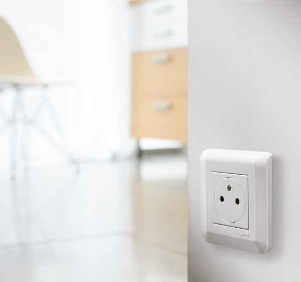 Prise De Courant Legrand Mosaic Blanc – 2P+T à Clapet IP44 – Pour Salle De Bain