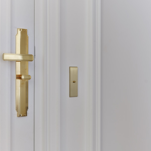 Façade etroite longue confidence en laiton brossé à led 48v 1 push magnétique - Modelec - 121410M-LDC