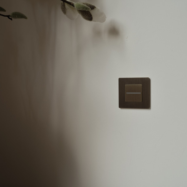 Façade aluminium ivoire mat bouton plat pour variateur bluetooth magnétique - Modelec - 188524M