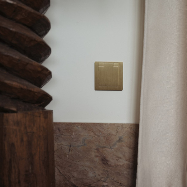 Façade "m" vieux bronze horiz. 2x prise schuko à clapet, puit ivoire - mag - Modelec - 260517M-CLPI