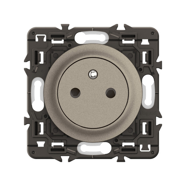 Prise 2p+t surface céliane enjoliveur titanium et support