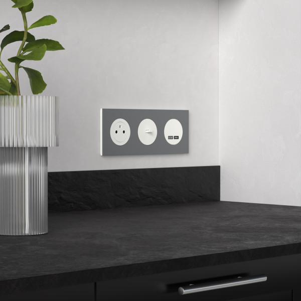 Odace métal - plaque de finition 3 postes - effet titane support blanc