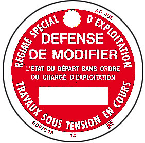 Macaron de consignation. Matière plastique, fond rouge. - Catu - AP468