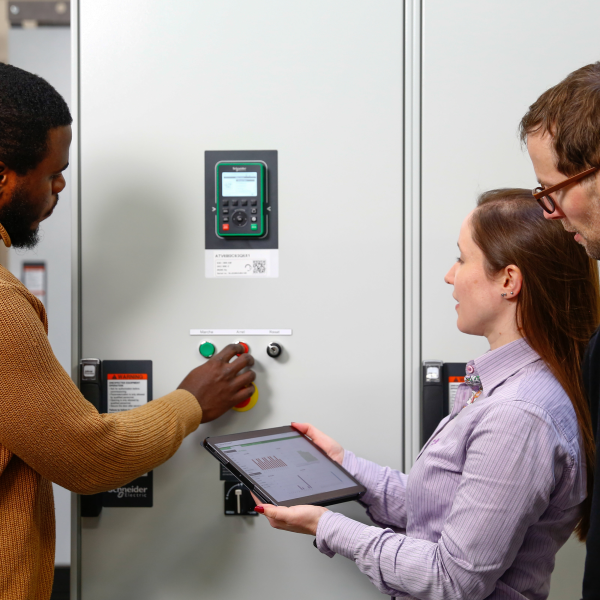 Paramétrage avancé avec test charge, transfert client et rapport complet - Schneider Electric - SRVSTRTUPVSDEXP