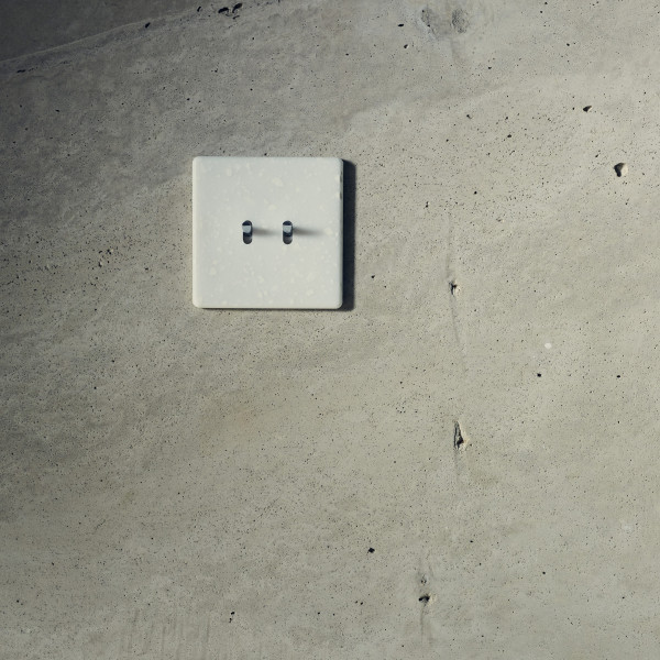 Façade hitera terrazzo blanc prise de courant simple suisse magnétique - Modelec - 190485-S