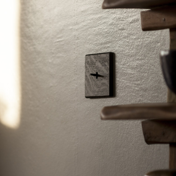 Façade hitera chêne foncé prise de courant simple italie magnétique - Modelec - 190492-I