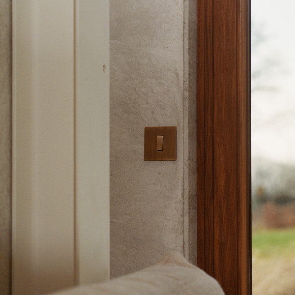 Façade "m" laiton vieux bronze triple prise de courant suisse sans vis - Modelec - 190517M-TS